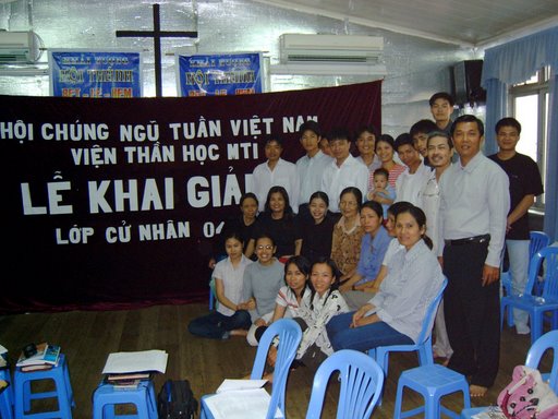 Photo of Pastor Bui Thanh Se and the students of MTI in Hanoi.